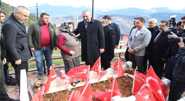Adalet Bakanı Gül Eren Bülbülün Mezarını Ziyater Etti